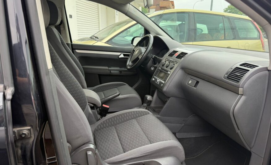 VOLKSWAGEN Touran traveller