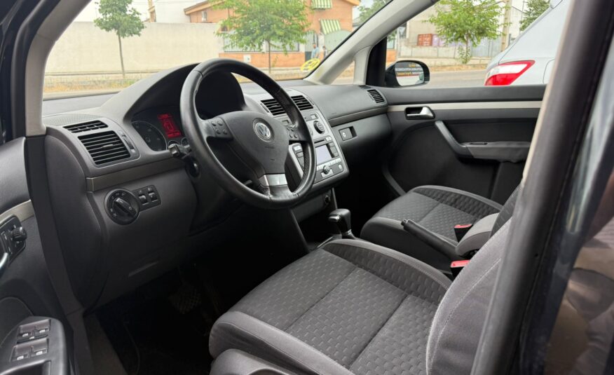VOLKSWAGEN Touran traveller