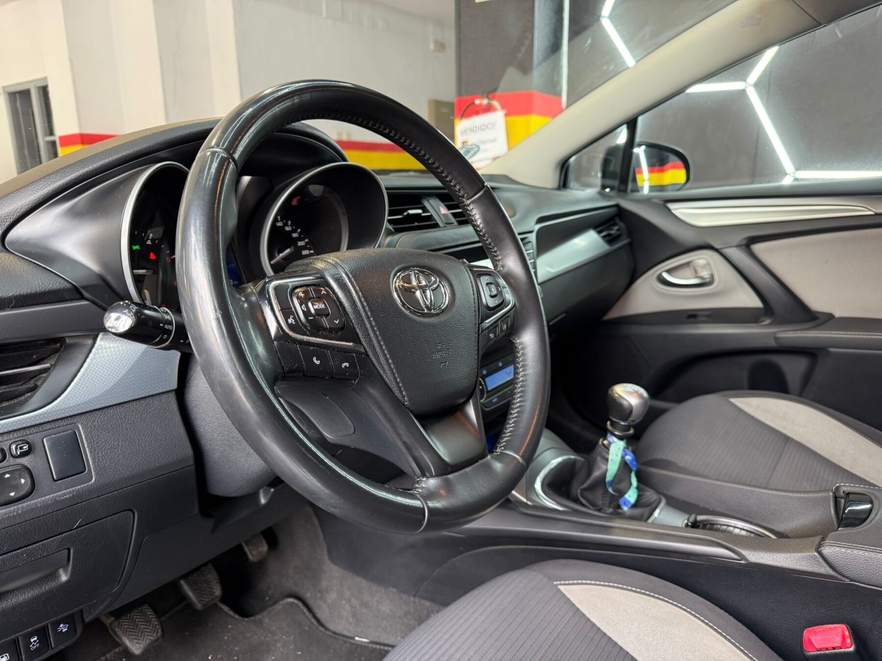 TOYOTA AVENSIS ADVANCE