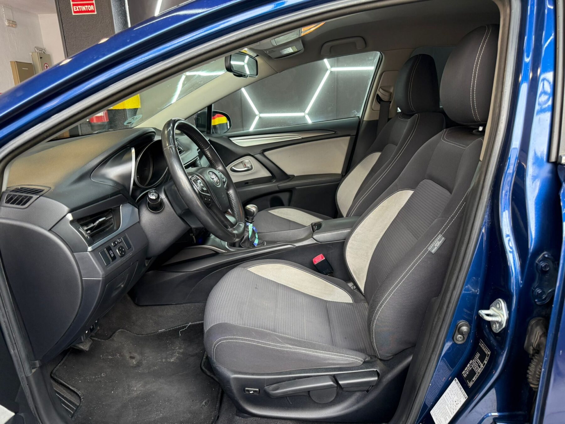 TOYOTA AVENSIS ADVANCE