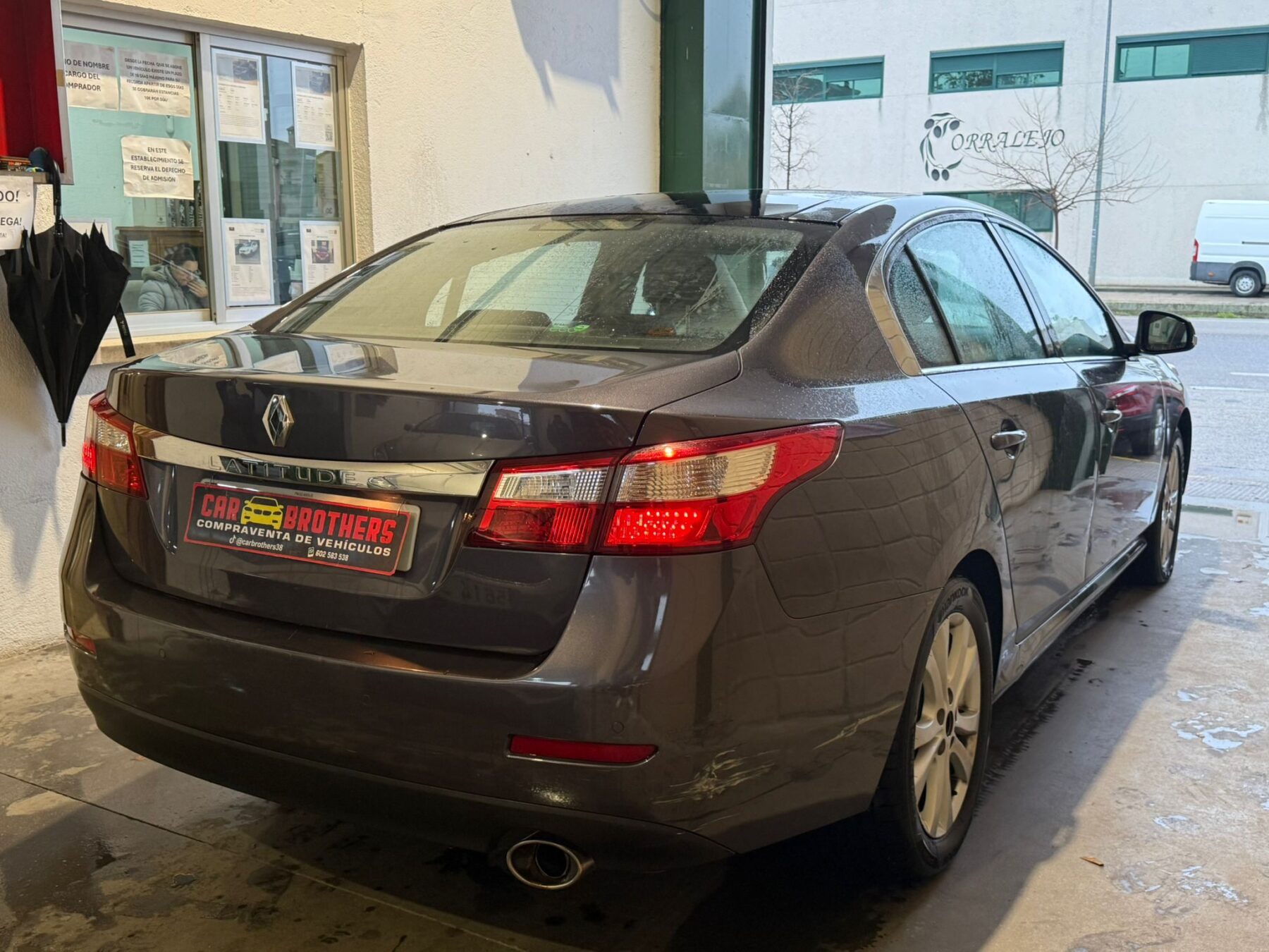 RENAULT LATITUDE business