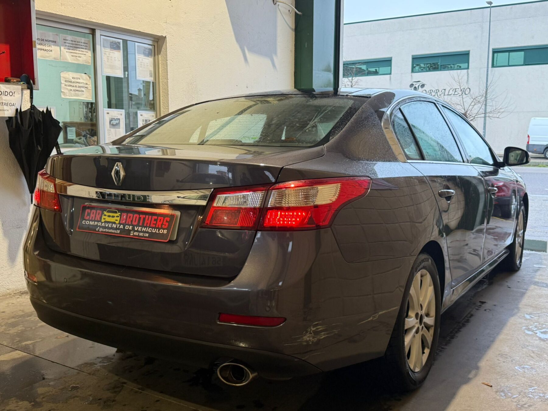 RENAULT LATITUDE business