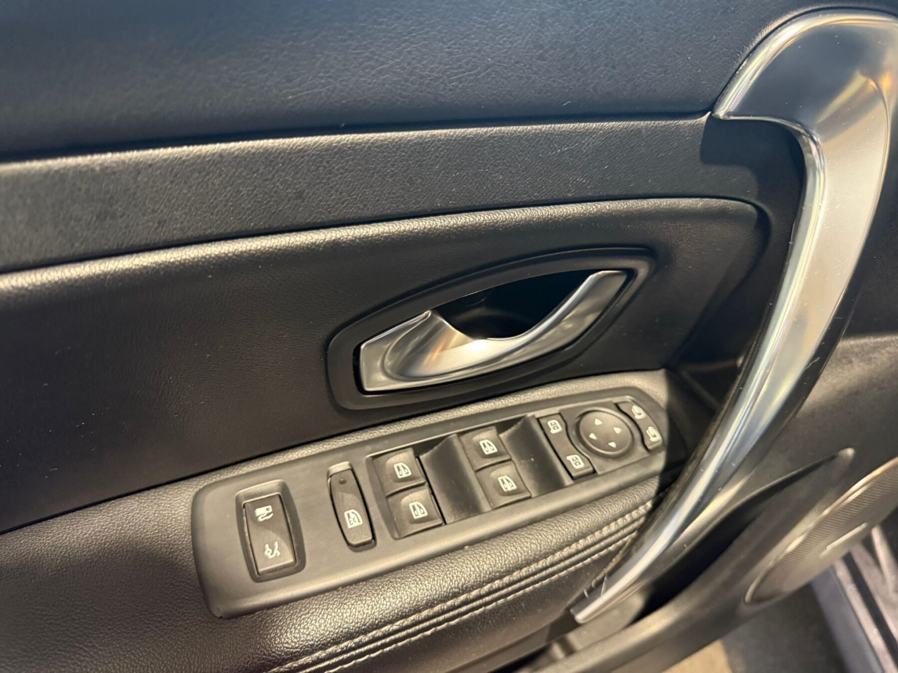 RENAULT LATITUDE business