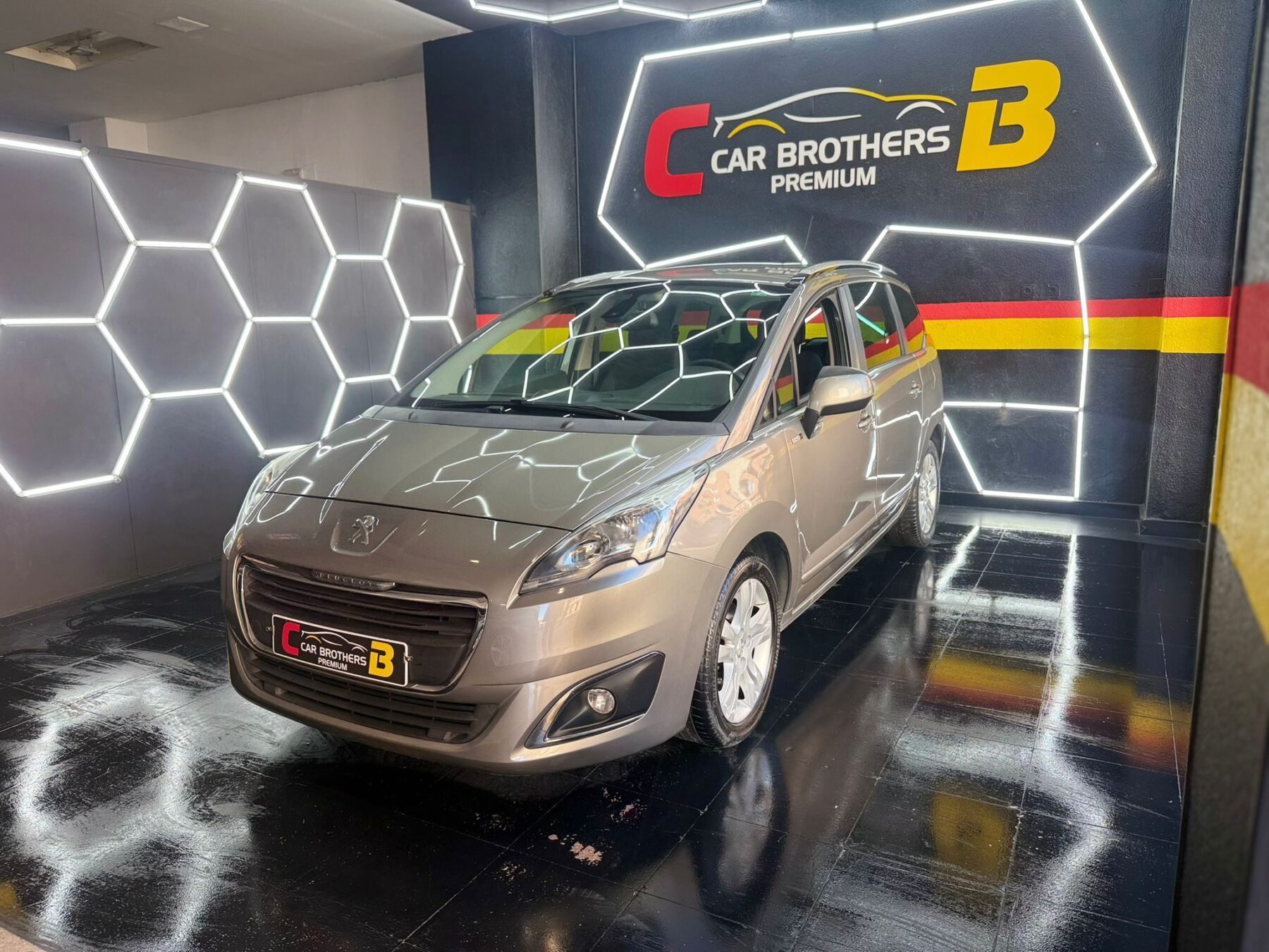 PEUGEOT 5008 1.6  hdi STYLE 