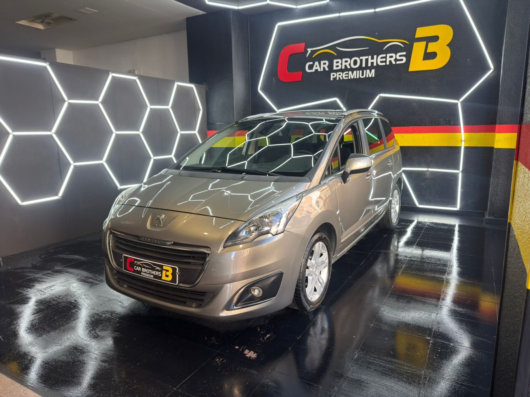 PEUGEOT 5008 1.6  hdi STYLE 