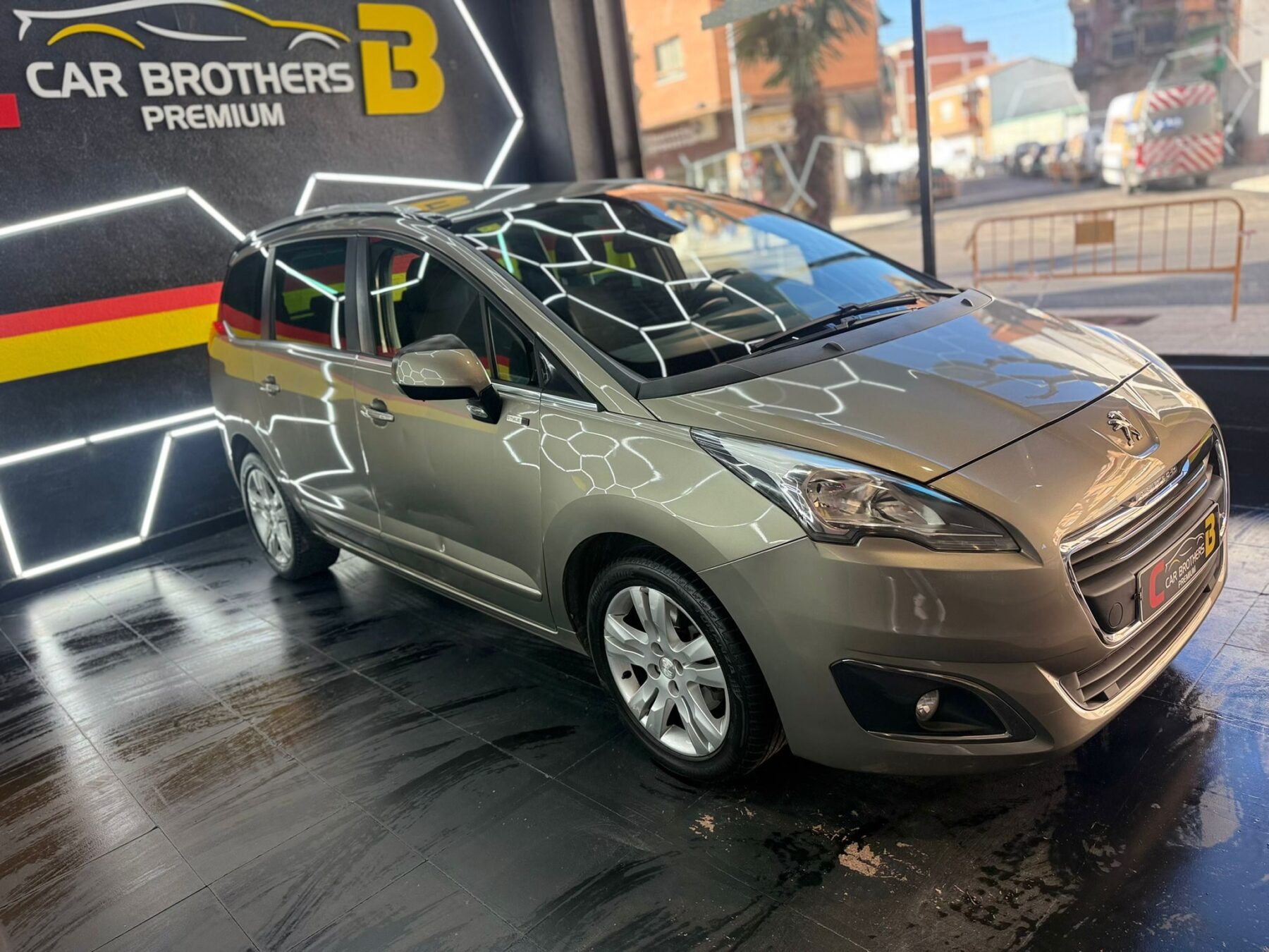 PEUGEOT 5008 1.6  hdi STYLE 