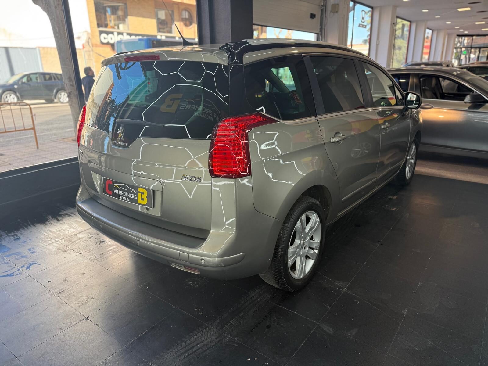 PEUGEOT 5008 1.6  hdi STYLE 