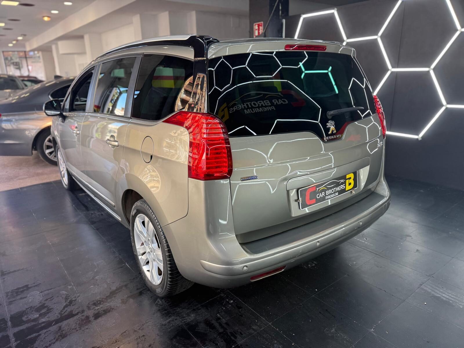 PEUGEOT 5008 1.6  hdi STYLE 