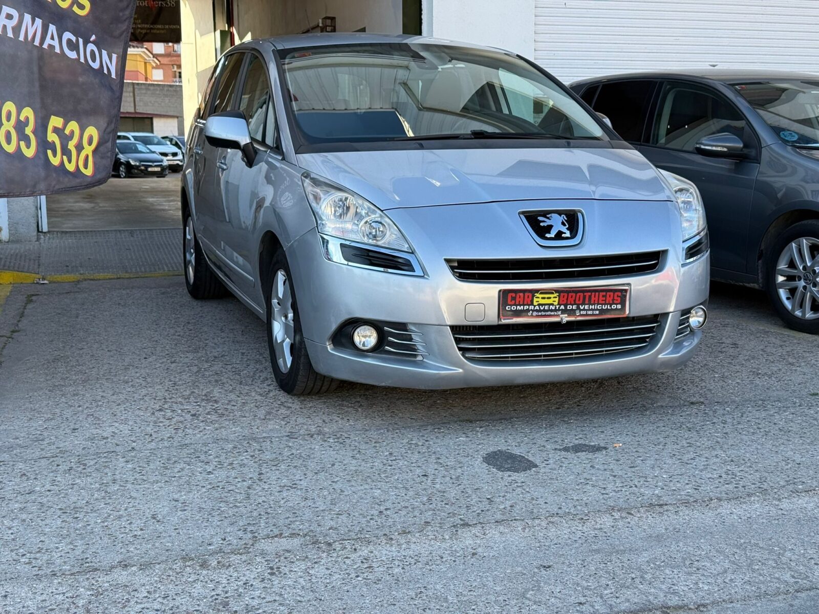 PEUGEOT 5008 1.6 HDI PREMIUM