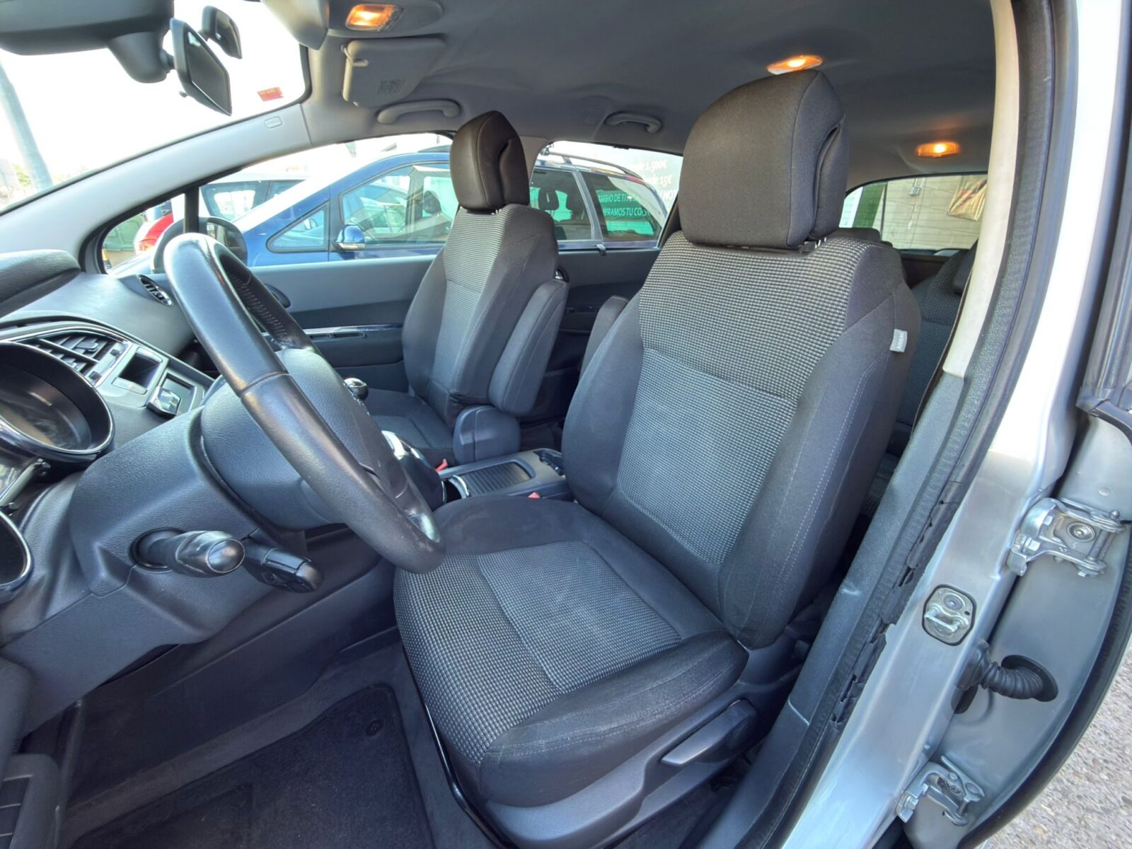 PEUGEOT 5008 1.6 HDI PREMIUM