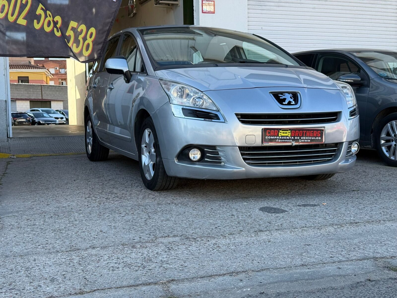 PEUGEOT 5008 1.6 HDI PREMIUM