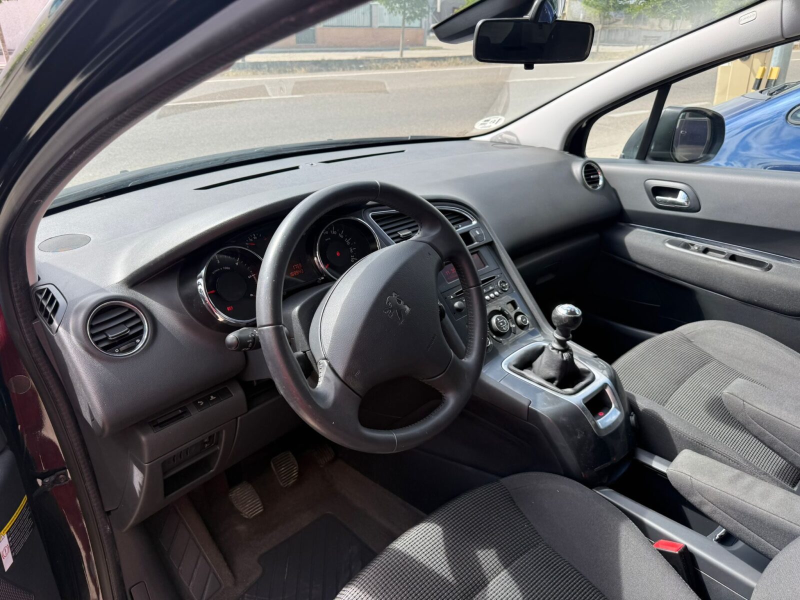 PEUGEOT 5008 active