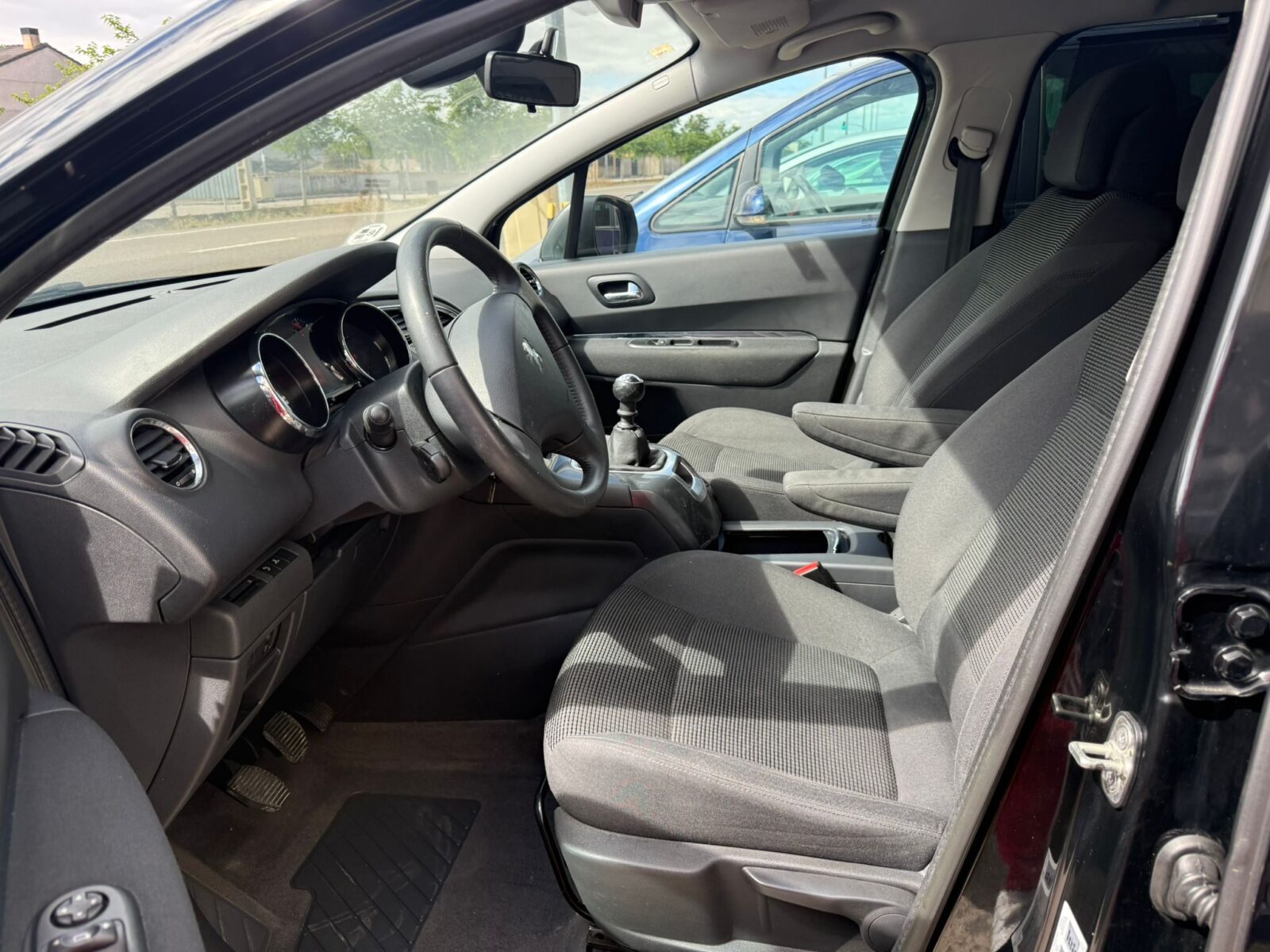 PEUGEOT 5008 active