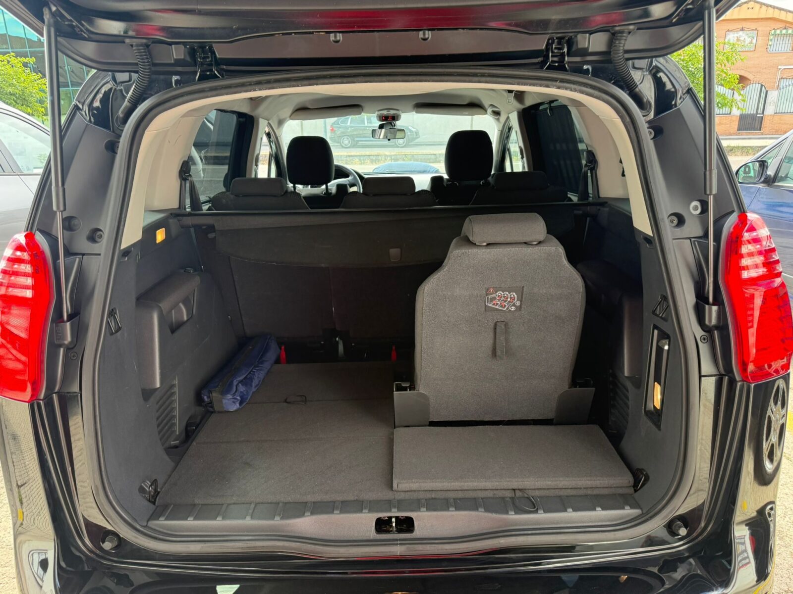 PEUGEOT 5008 active