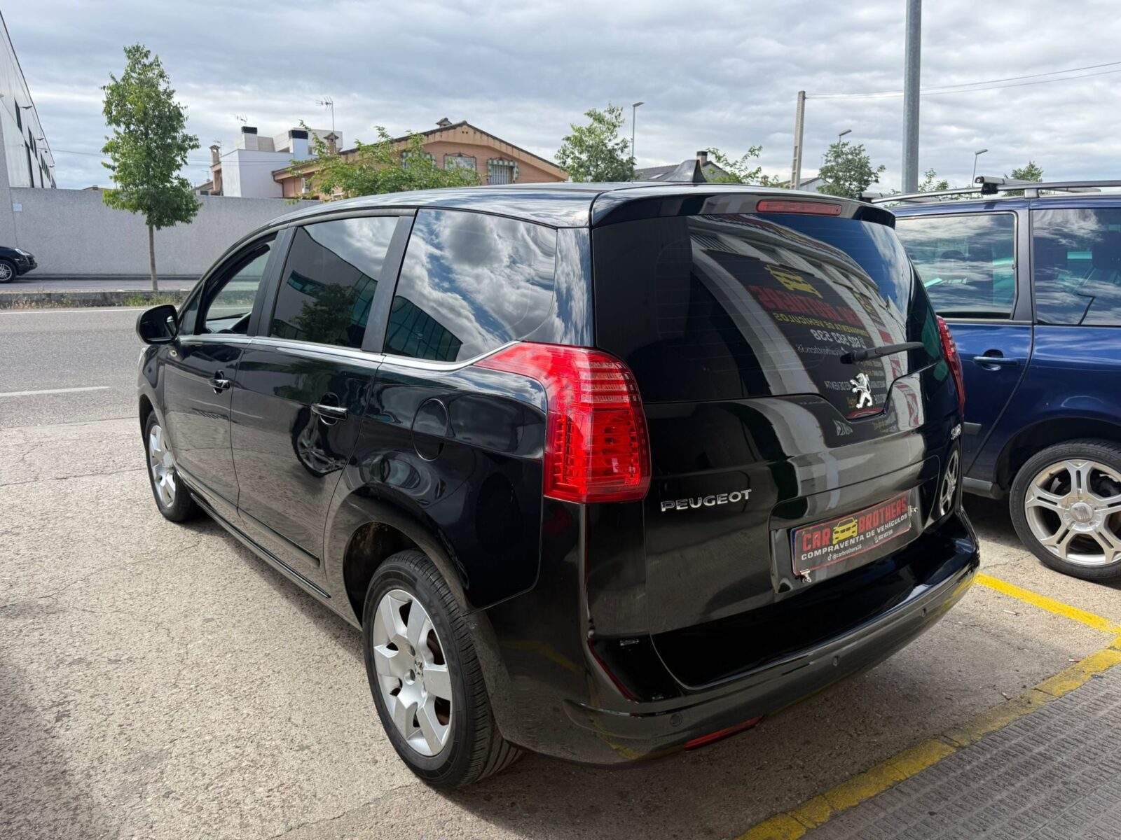 PEUGEOT 5008 active
