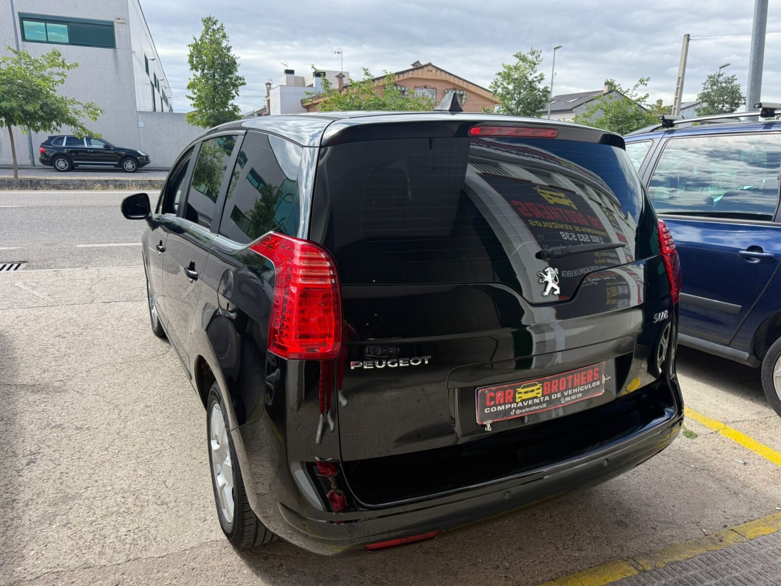 PEUGEOT 5008 active