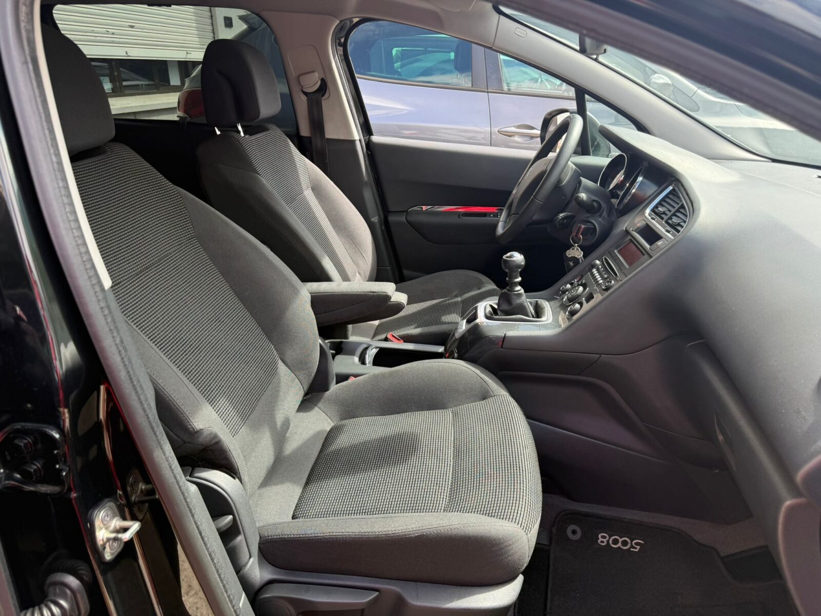 PEUGEOT 5008 active