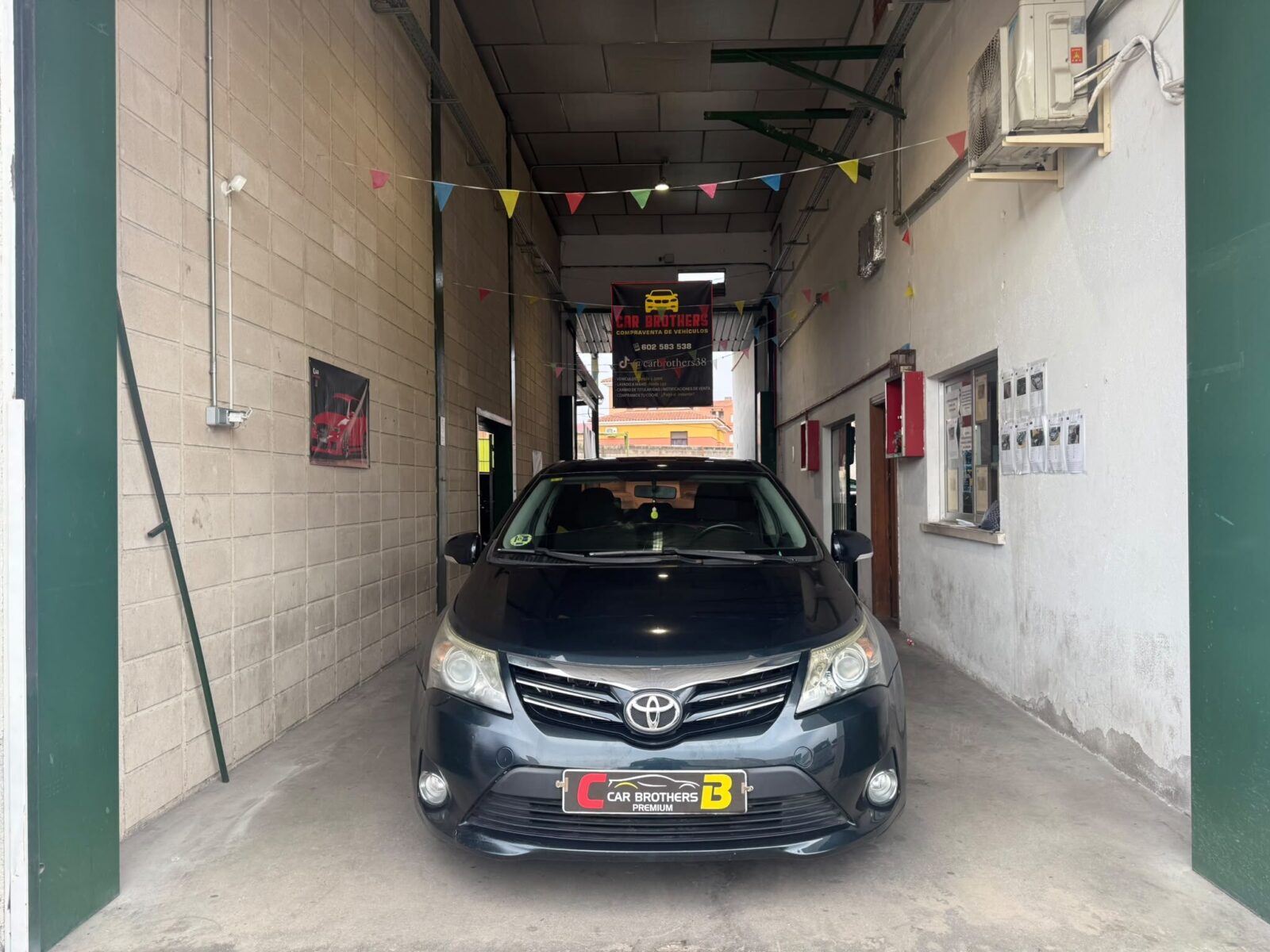 TOYOTA AVENSIS ADVANCE