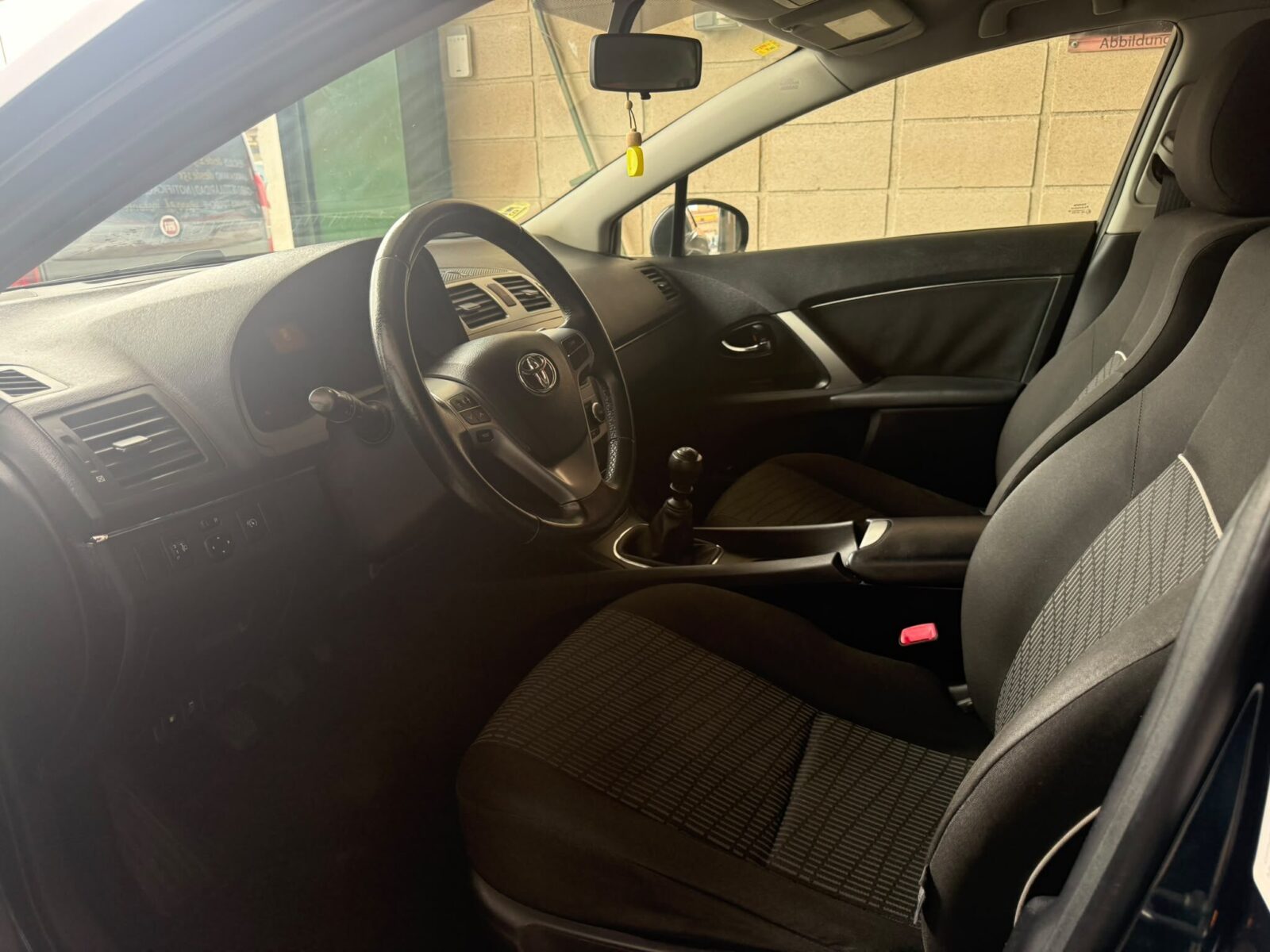 TOYOTA AVENSIS ADVANCE